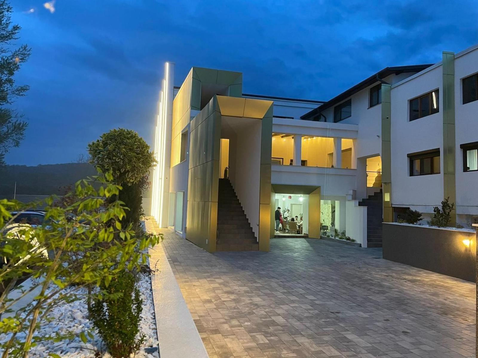 Popasul Lui Gicuta Bed & Breakfast Curtea De Arges Exterior photo