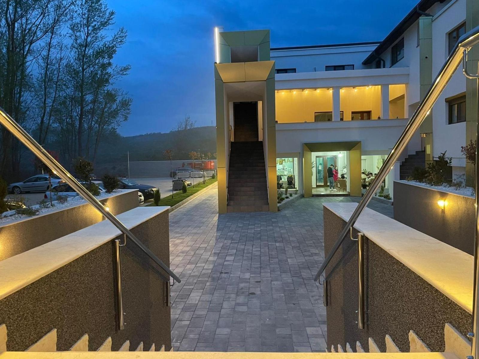 Popasul Lui Gicuta Bed & Breakfast Curtea De Arges Exterior photo
