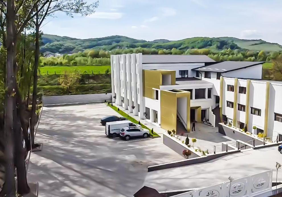 Popasul Lui Gicuta Bed & Breakfast Curtea De Arges Exterior photo